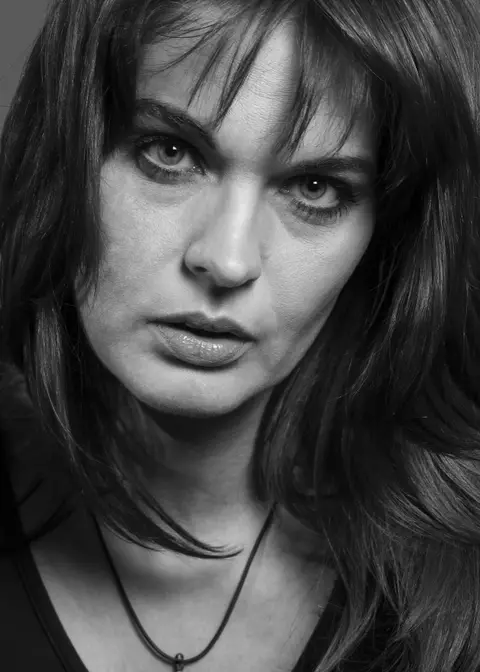 Manuela Hărăbor — headshot cinematic alb-negru by Daniel Faluvégi